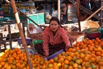 Obsthändlerin auf dem Markt in Bago