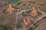 Blick über das Pagodenfeld von Bagan während einer Fahrt mit einem Heißluftballon