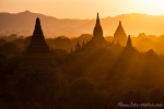 Pagodenfeld von Bagan im letzten Sonnenlicht