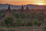 Pagodenfeld von Bagan im letzten Sonnenlicht