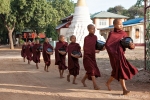 Die jungen Mönche gehen ihr Essen einsammeln - Kloster "Nathauk" in Bagan
