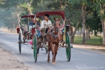 Trishaws befördern die Touristen von Pagode zu Pagode - unterwegs in Bagan