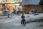 Das Spielzeug fällt sehr bescheiden aus - Dorfleben in Myanmar