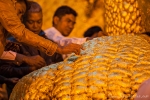 Männer spenden Blatgold an der Mahamuni Pagode