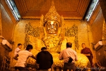 Schon wieder dürfen nur Männer an die Buddhafigur - Mahamuni Pagode