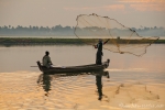 Fischer werfen ihr Netz aus - U-Bein-Brücke