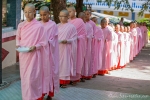 Junge Nonnen stehen zum Essen an - Nonnenkloster Tha Kya Di Tar