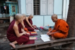Lernstunde im Mönchskloster auf dem Mandalay Hill