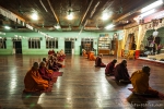 Abendgebet im Mönchskloster auf dem Mandalay Hill