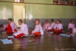 Beim Unterricht der jungen Nonnen im Kloster von Nyaungshwe