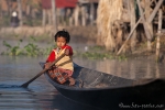 Selbst die Kleinsten sind schon allein mit dem Boot auf dem Inle See unterwegs