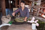 Aus den Stängeln der Lotuspflanze werden hauchdünne Seidenfäden gewonnen - Lotusseidenweberei auf dem Inle See