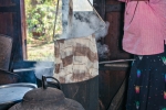Kochwaschgang der fertigen Seidenschals - Lotusseidenweberei auf dem Inle See