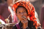 Pa-O-Frau mit einer traditionellen Cheroot (Zigarre) - Markt von Indein