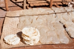 Herstellung von Reiscrackern in Tha Kaung - 4 Stunden werden die Reisfladen in der Sonne getrocknet