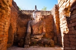 Lächelnder Buddha in den Stupas von Sanghar