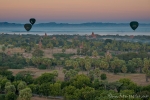 Blick über das Pagodenfeld von Bagan während einer Fahrt mit einem Heißluftballon