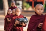 Selbst die Kleinsten müssen Essen sammeln gehen - Kloster "Nathauk" in Bagan