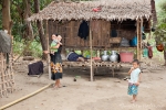 Dorfleben der Chin-Bevölkerung - Hütte einer 4-köpfigen Familie
