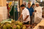 Spontane Gastfreundschaft  auf dem Fleisch- und Fischmarkt von Salalah