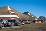 Snowmobile und bunte Holzhäuser in Longyearbyen