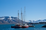 Segelschiffe im Hafen von Longyearbyen