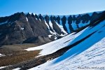 Noch immer sind die Berge um Longyearbyen schneebedckt
