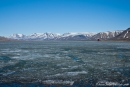 Eisbedeckter Trinkwassersee außerhalb von Longyearbyen