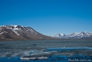 Eisbedeckter Trinkwassersee außerhalb von Longyearbyen