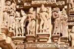 Figuren an der Außenfassade eines Tempels - Khajuraho
