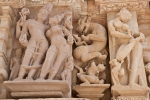 Filigrane Tempelfiguren - Tänzerin, die sich einen Dorn aus ihrem Fuß entfernt - Khajuraho