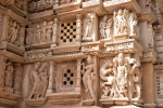 Die gesamte Außenfassade ist mit filigranen Sandsteinfiguren verziert - Khajuraho
