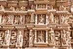 Detailreiche Sandsteinfiguren am Tempel - Khajuraho