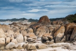 Felsformationen und endloser Sandstrand in der Bucht von Cape Conran - Coastal Park