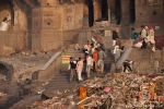 Angehörige bringen gerade ein verstorbenes Familienmitglied - Varanasi