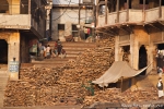 Holzvorrat zur Leichenverbrennung - Varanasi