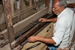 Seidenweber an einem alten Webstuhl - Varanasi