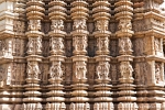 Kunstvolle Außenfassade am Duladeo-Tempel - Khajuraho