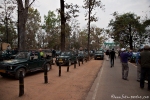 Morgens am Parkeingang - unzählige Jeeps warten auf Einlass - Kanha National Park