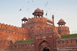 Rote Sandsteinzinnen geben dem Red Fort seinen Namen, Delhi