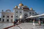 Sikh-Tempel mit den charakteristischen goldenen Kuppeln, Gurudwara Bangla Sahib, Delhi