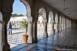 Parikrama - Bogengang im Gurudwara Bangla Sahib, Delhi