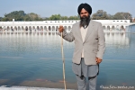 Sikh am Tempelteich, Gurudwara Bangla Sahib, Delhi