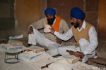 Fleißige Helfer in der Garküche - Goldener Tempel, Amritsar