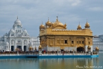 Auf der Mitte des Sees steht der Goldene Tempel, Hauptheiligtum der Anlage - Goldener Tempel, Amritsar