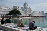 Gläubige beten am Nektarteich - Goldener Tempel, Amritsar