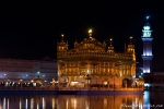 Nachts im Goldenen Tempel von Amritsar