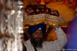 Das Heilige Buch - die größte Kostbarkeit - wird aus dem Goldenen Tempel getragen - Amritsar
