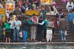 Milch wird in den Ganges gegossen; eine religiöse Zeremonie am Hari-ki-Pauri-Ghat, Haridwar