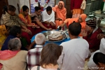 Bei diesem Ritual werden heilige Schuhe mit Milch übergossen - Sivananda Ashram, Rishikesh